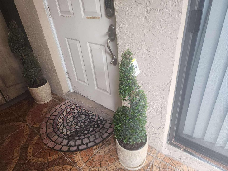 For Rent: $2,200 (2 beds, 2 baths, 770 Square Feet)