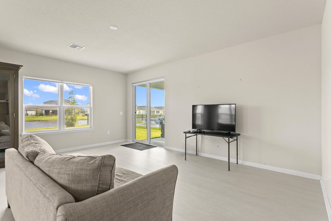 出租: $4,500 (5 贝兹, 4 浴室, 3021 平方英尺)