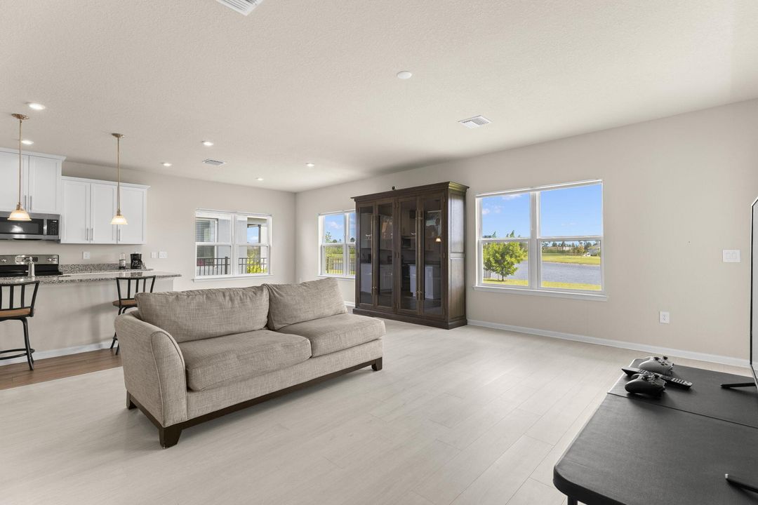 出租: $4,500 (5 贝兹, 4 浴室, 3021 平方英尺)