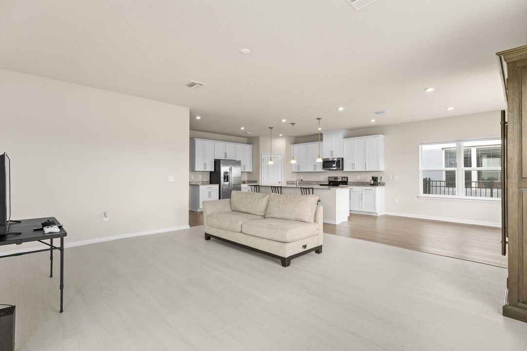 出租: $4,500 (5 贝兹, 4 浴室, 3021 平方英尺)