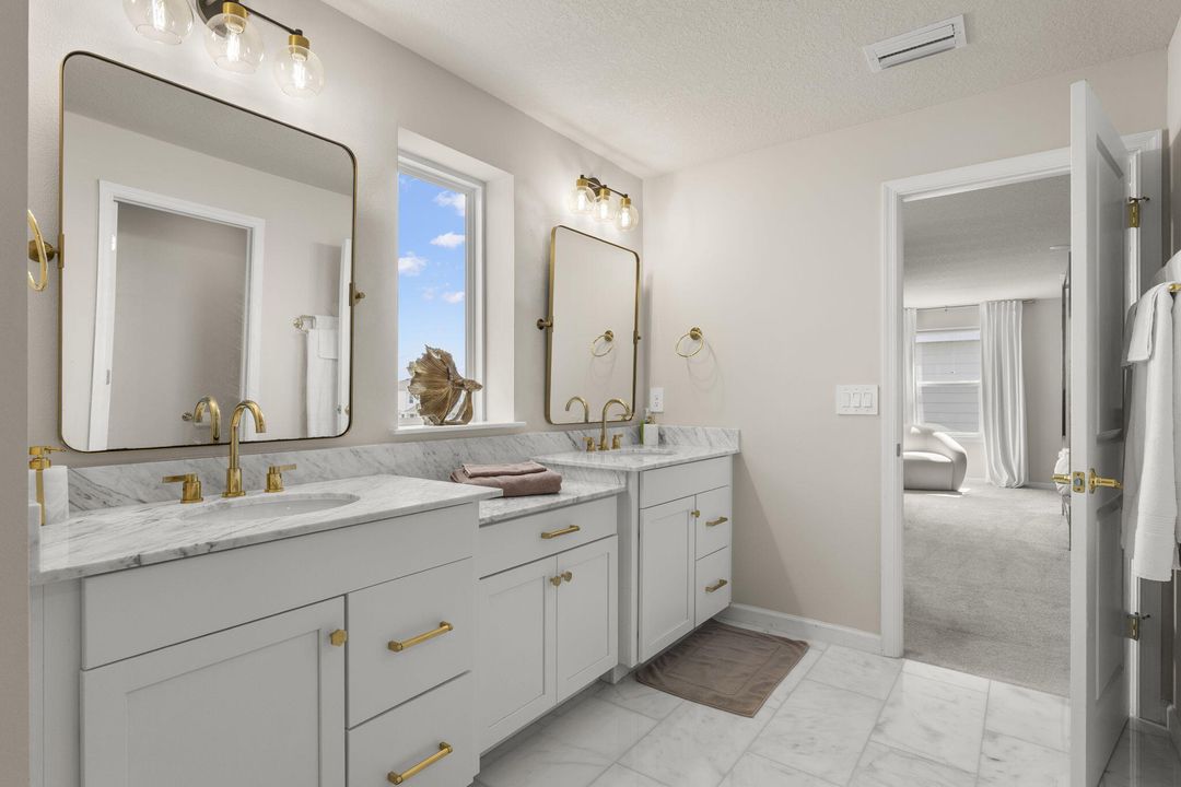 出租: $4,500 (5 贝兹, 4 浴室, 3021 平方英尺)