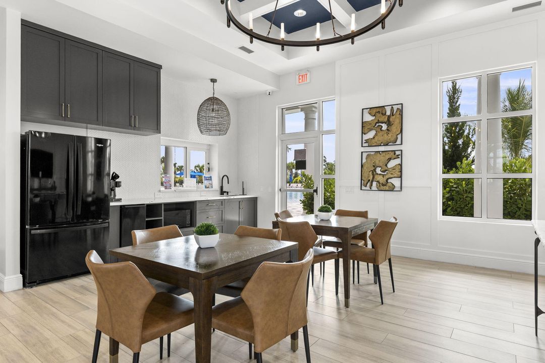 出租: $4,500 (5 贝兹, 4 浴室, 3021 平方英尺)