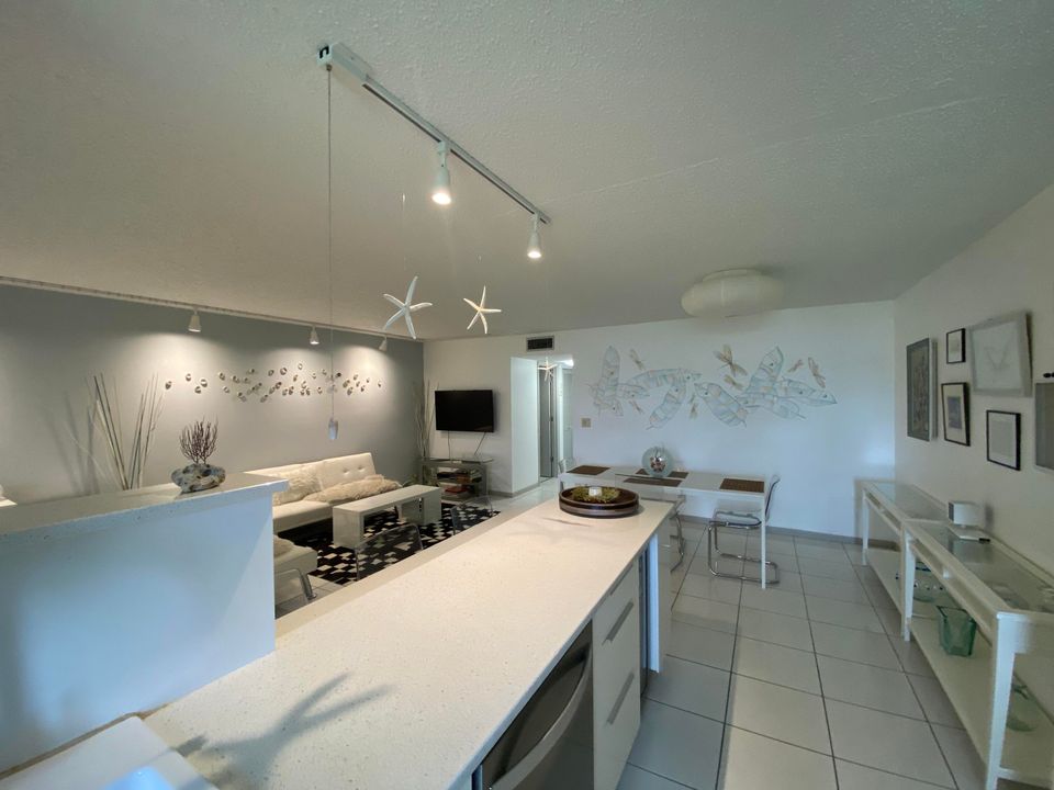 For Rent: $2,300 (1 beds, 1 baths, 1068 Square Feet)