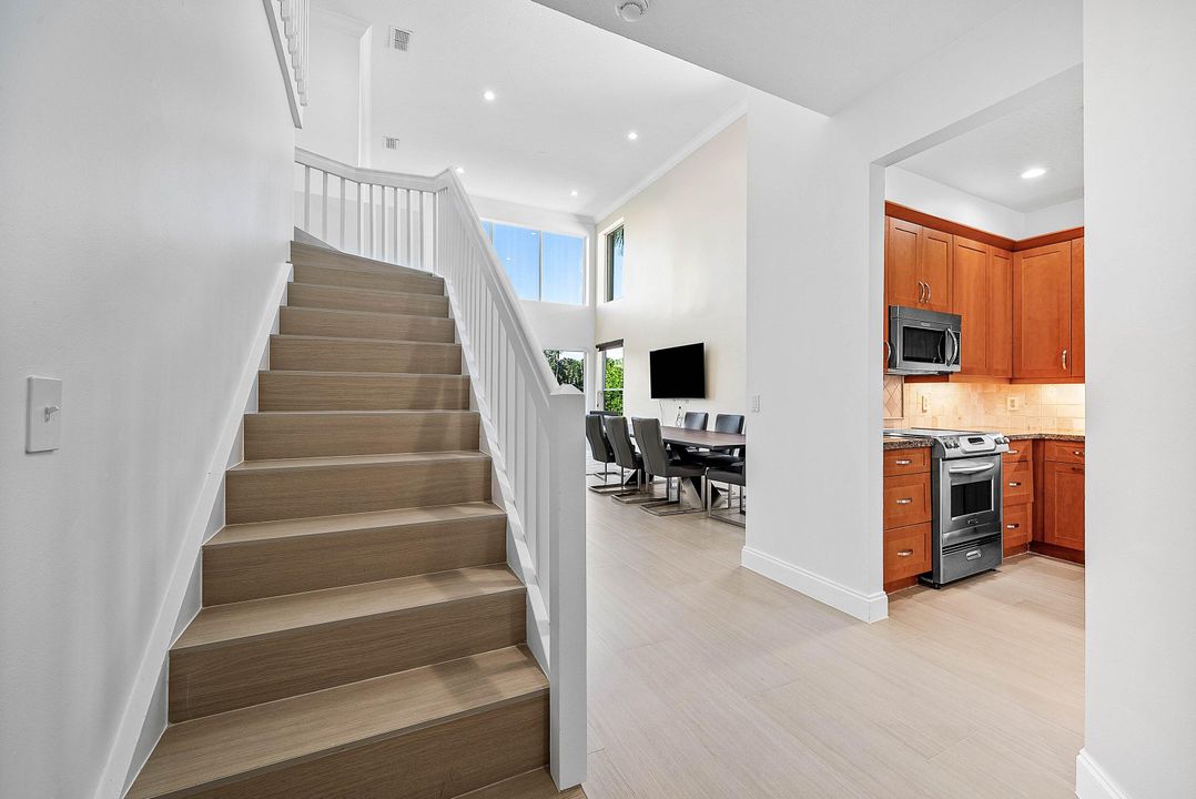 出租: $10,000 (4 贝兹, 3 浴室, 2395 平方英尺)