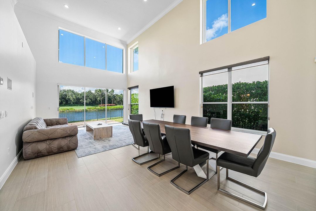 出租: $10,000 (4 贝兹, 3 浴室, 2395 平方英尺)