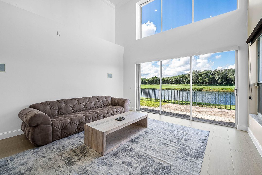 出租: $10,000 (4 贝兹, 3 浴室, 2395 平方英尺)