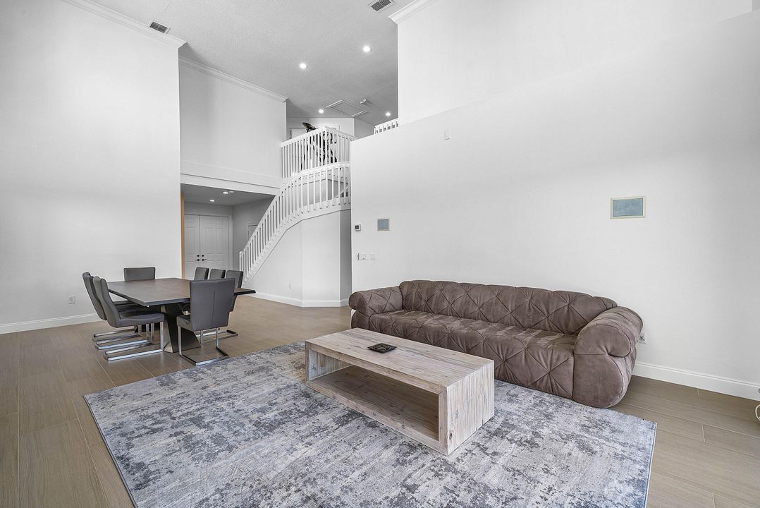 出租: $10,000 (4 贝兹, 3 浴室, 2395 平方英尺)