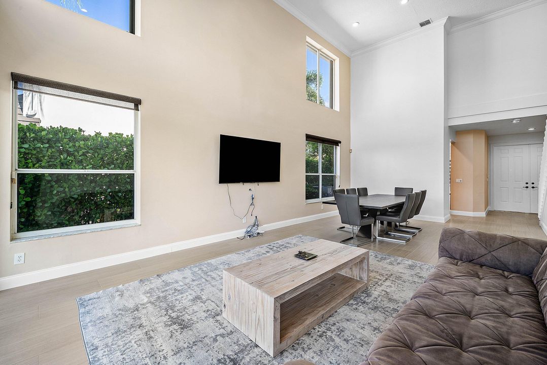 出租: $10,000 (4 贝兹, 3 浴室, 2395 平方英尺)