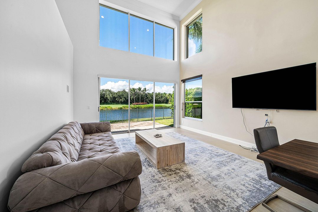 出租: $10,000 (4 贝兹, 3 浴室, 2395 平方英尺)