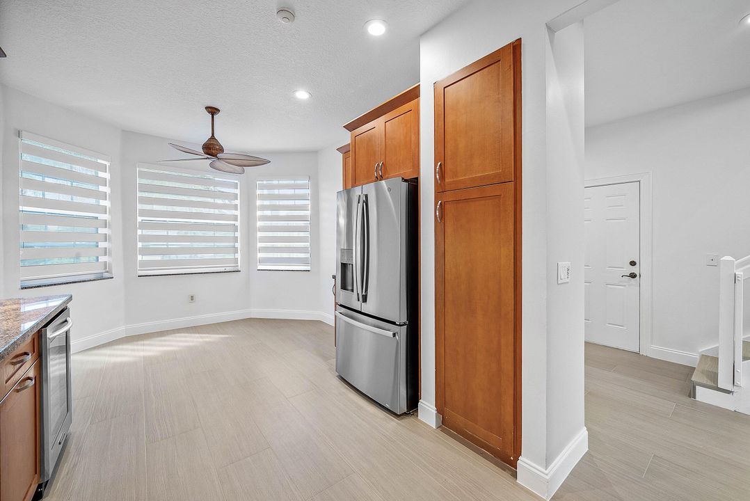 出租: $10,000 (4 贝兹, 3 浴室, 2395 平方英尺)