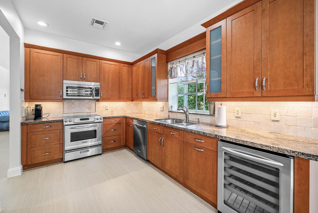 出租: $10,000 (4 贝兹, 3 浴室, 2395 平方英尺)