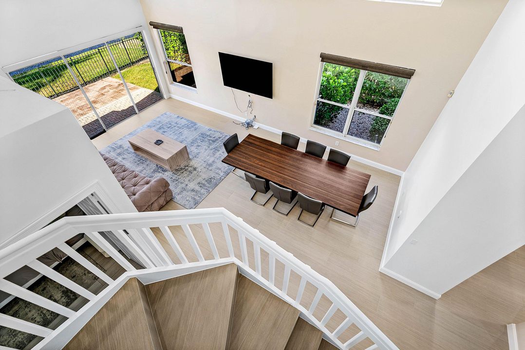 出租: $10,000 (4 贝兹, 3 浴室, 2395 平方英尺)