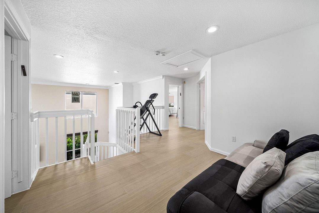 出租: $10,000 (4 贝兹, 3 浴室, 2395 平方英尺)