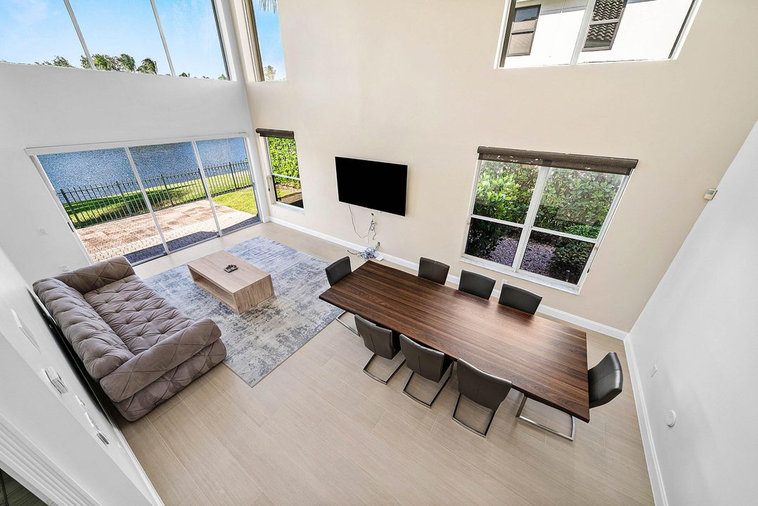 出租: $10,000 (4 贝兹, 3 浴室, 2395 平方英尺)