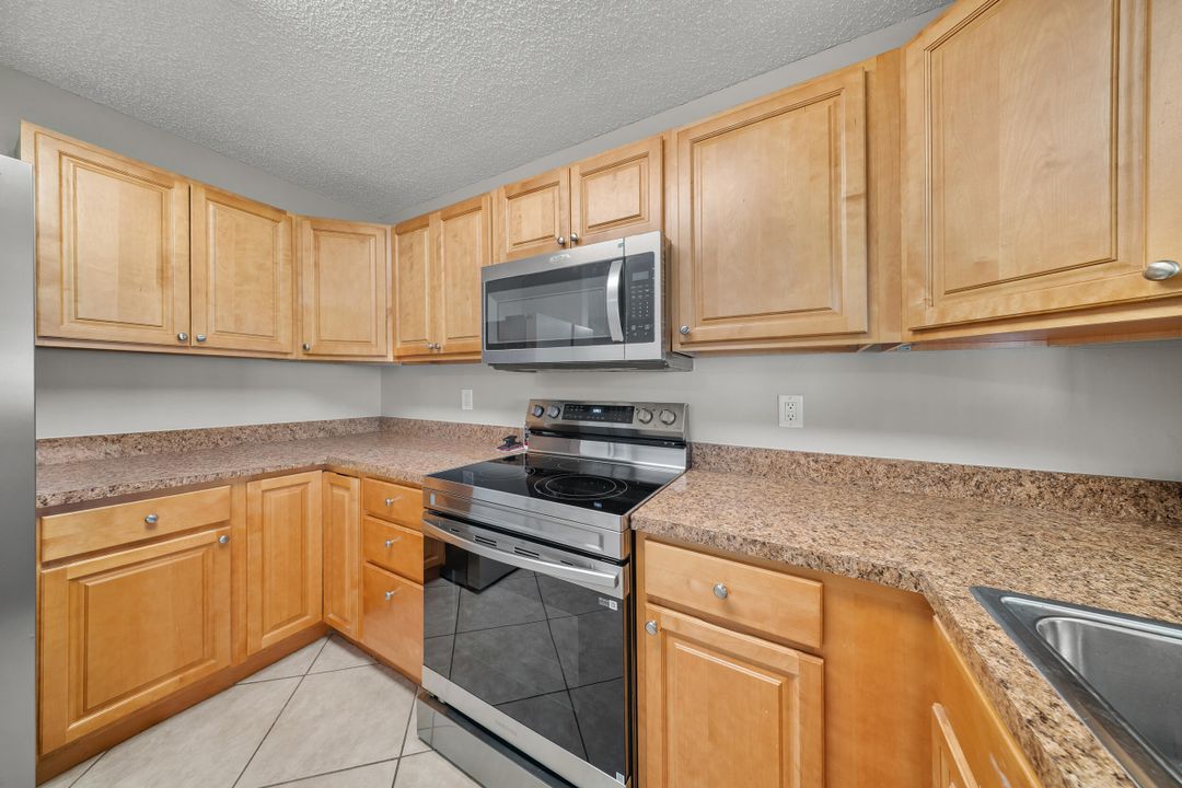 For Sale: $335,000 (2 beds, 2 baths, 1026 Square Feet)