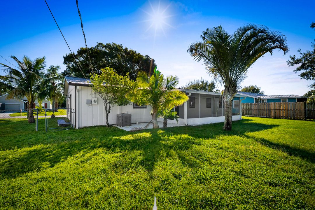 For Sale: $335,000 (2 beds, 2 baths, 1026 Square Feet)