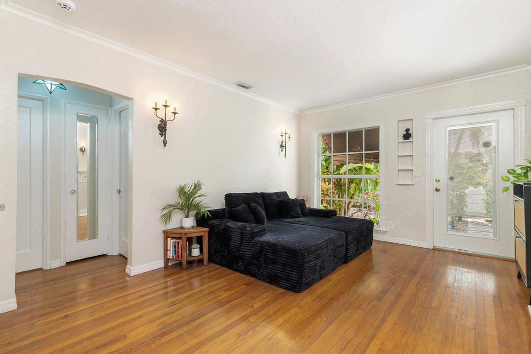 For Sale: $999,000 (2 beds, 1 baths, 1040 Square Feet)