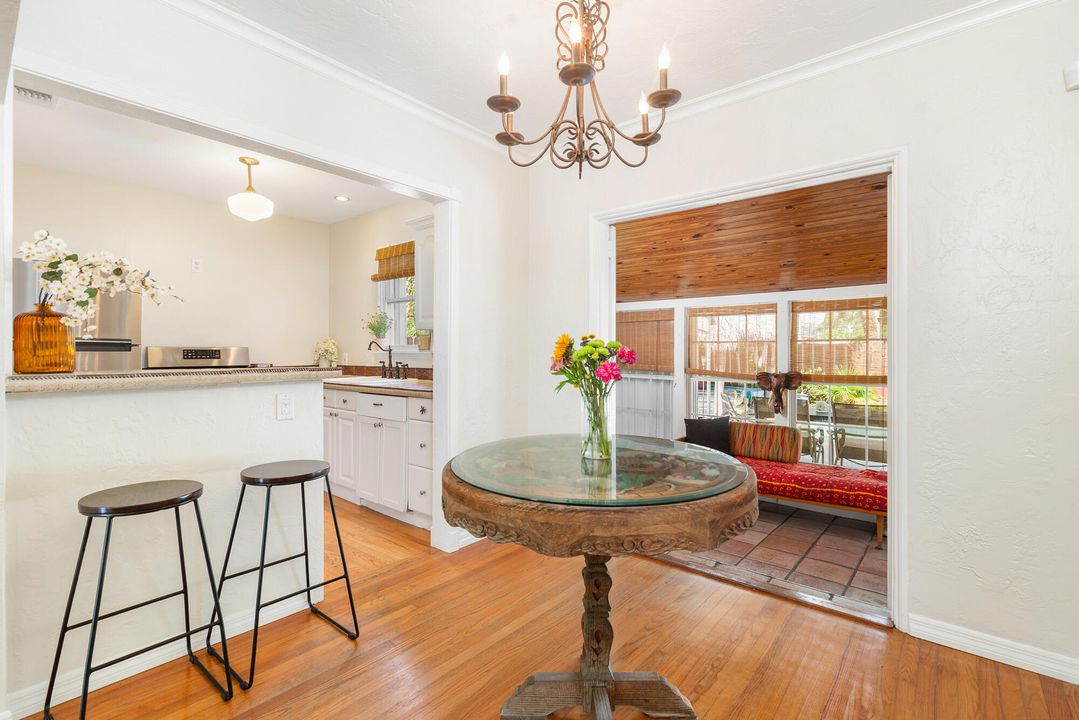 For Sale: $999,000 (2 beds, 1 baths, 1040 Square Feet)