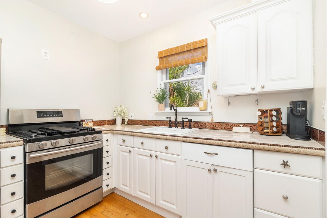 For Sale: $999,000 (2 beds, 1 baths, 1040 Square Feet)