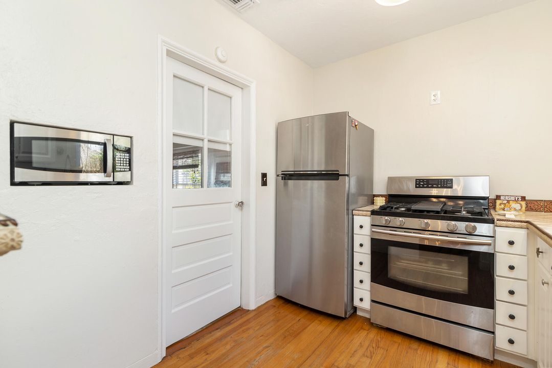 For Sale: $999,000 (2 beds, 1 baths, 1040 Square Feet)