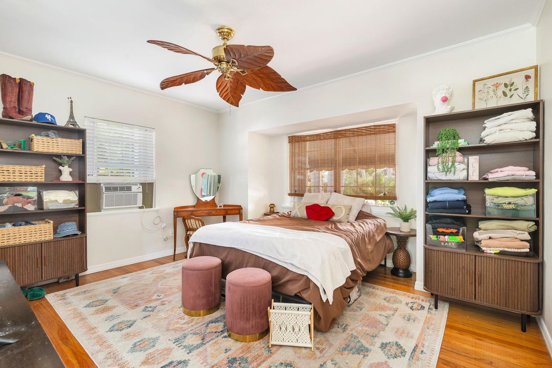 For Sale: $999,000 (2 beds, 1 baths, 1040 Square Feet)