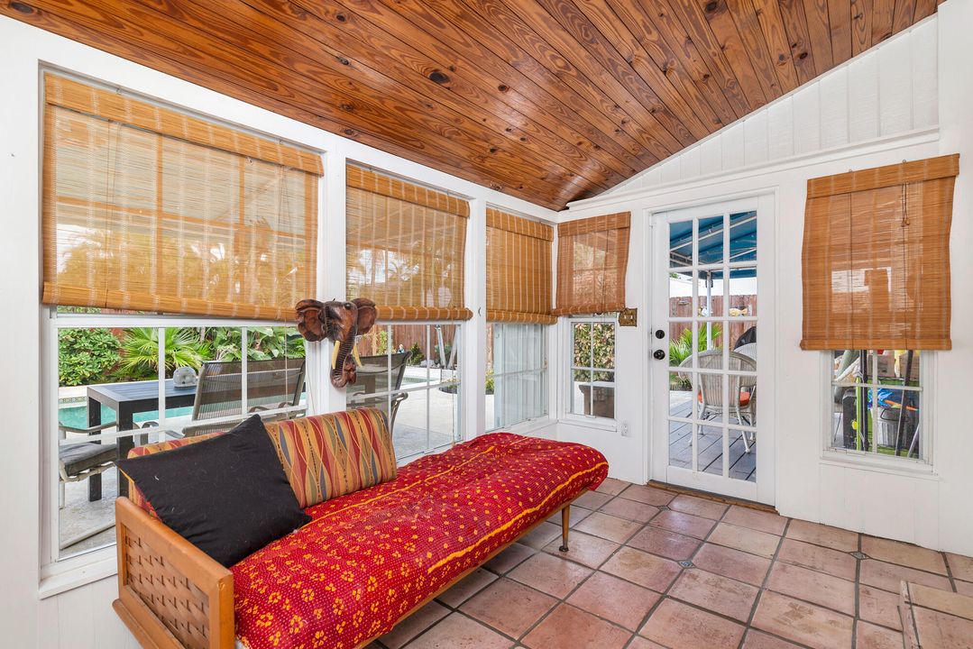 For Sale: $999,000 (2 beds, 1 baths, 1040 Square Feet)