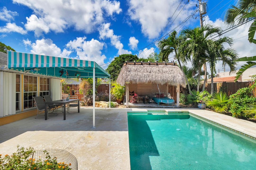 For Sale: $999,000 (2 beds, 1 baths, 1040 Square Feet)