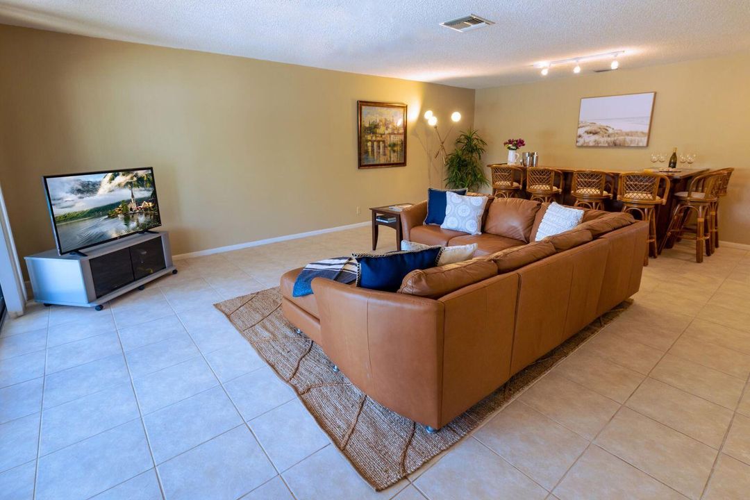 合同活跃: $349,000 (2 贝兹, 2 浴室, 1226 平方英尺)