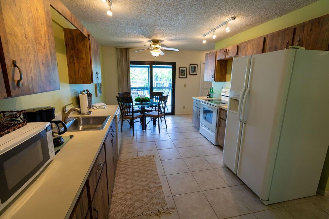 合同活跃: $349,000 (2 贝兹, 2 浴室, 1226 平方英尺)