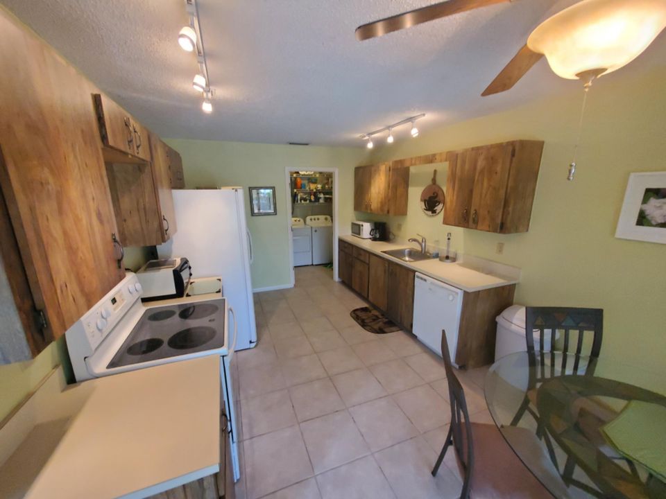 合同活跃: $349,000 (2 贝兹, 2 浴室, 1226 平方英尺)