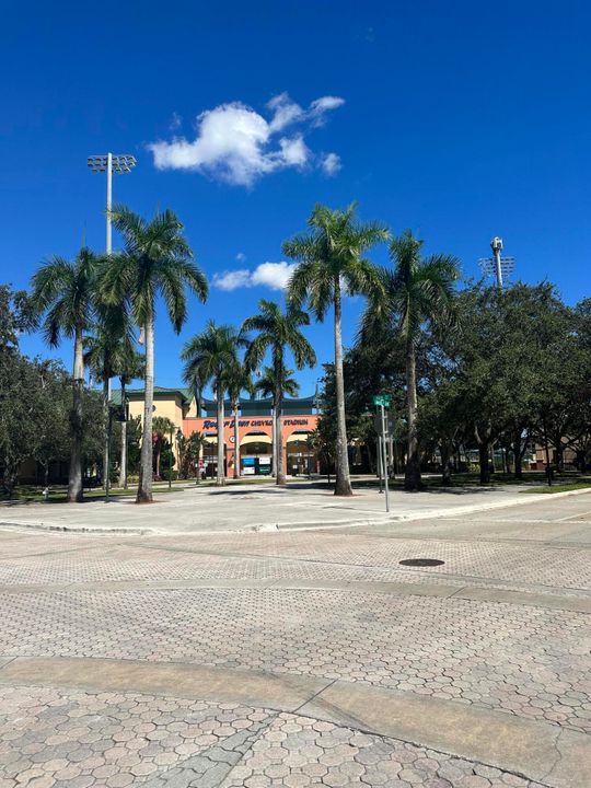 For Rent: $2,600 (2 beds, 1 baths, 968 Square Feet)