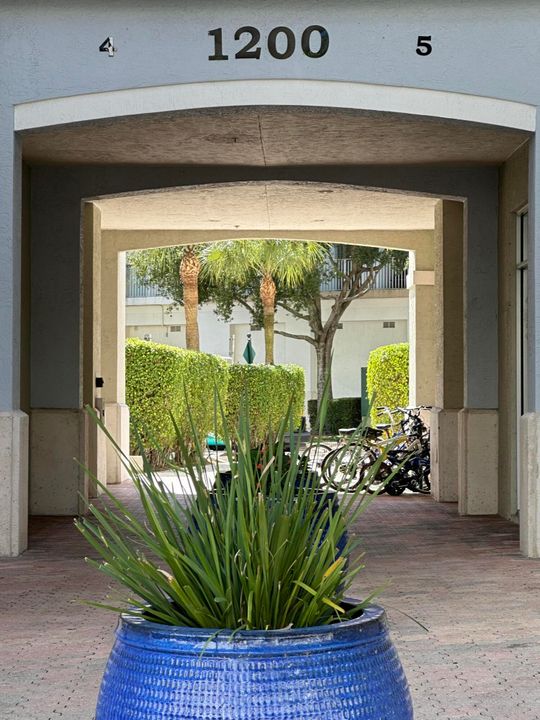 For Rent: $2,600 (2 beds, 1 baths, 968 Square Feet)