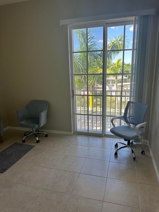 For Rent: $2,600 (2 beds, 1 baths, 968 Square Feet)