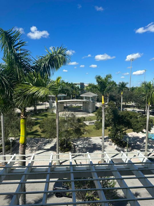 For Rent: $2,600 (2 beds, 1 baths, 968 Square Feet)