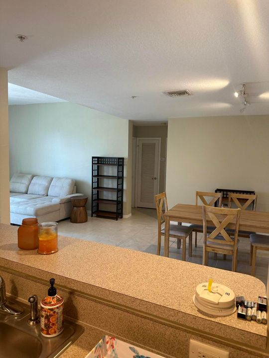 For Rent: $2,600 (2 beds, 1 baths, 968 Square Feet)
