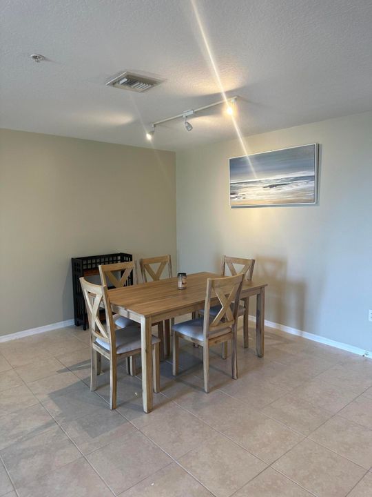 For Rent: $2,600 (2 beds, 1 baths, 968 Square Feet)