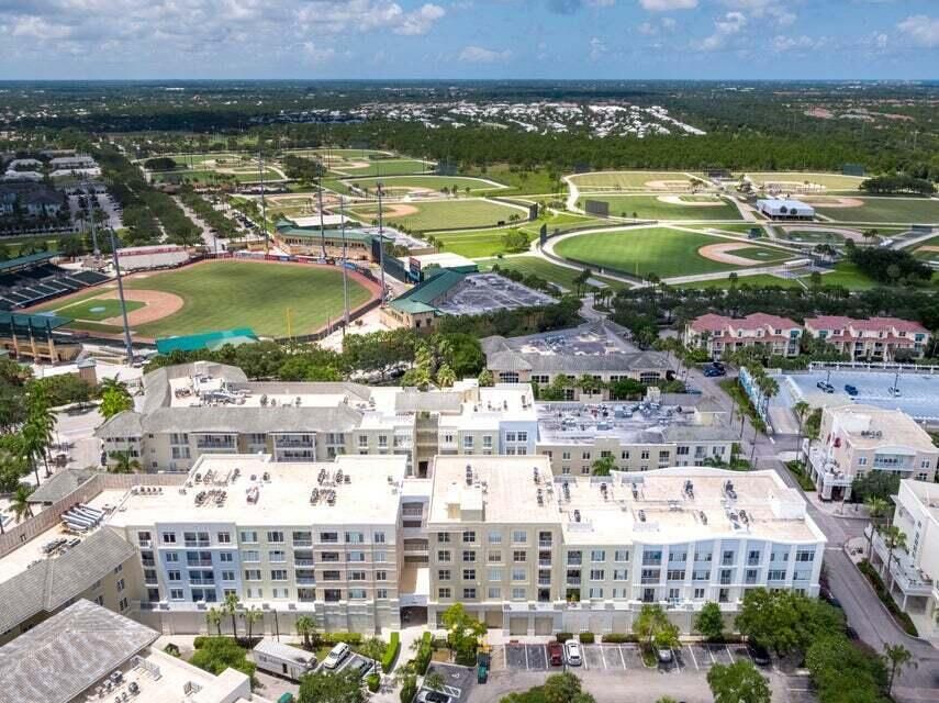 For Rent: $2,600 (2 beds, 1 baths, 968 Square Feet)