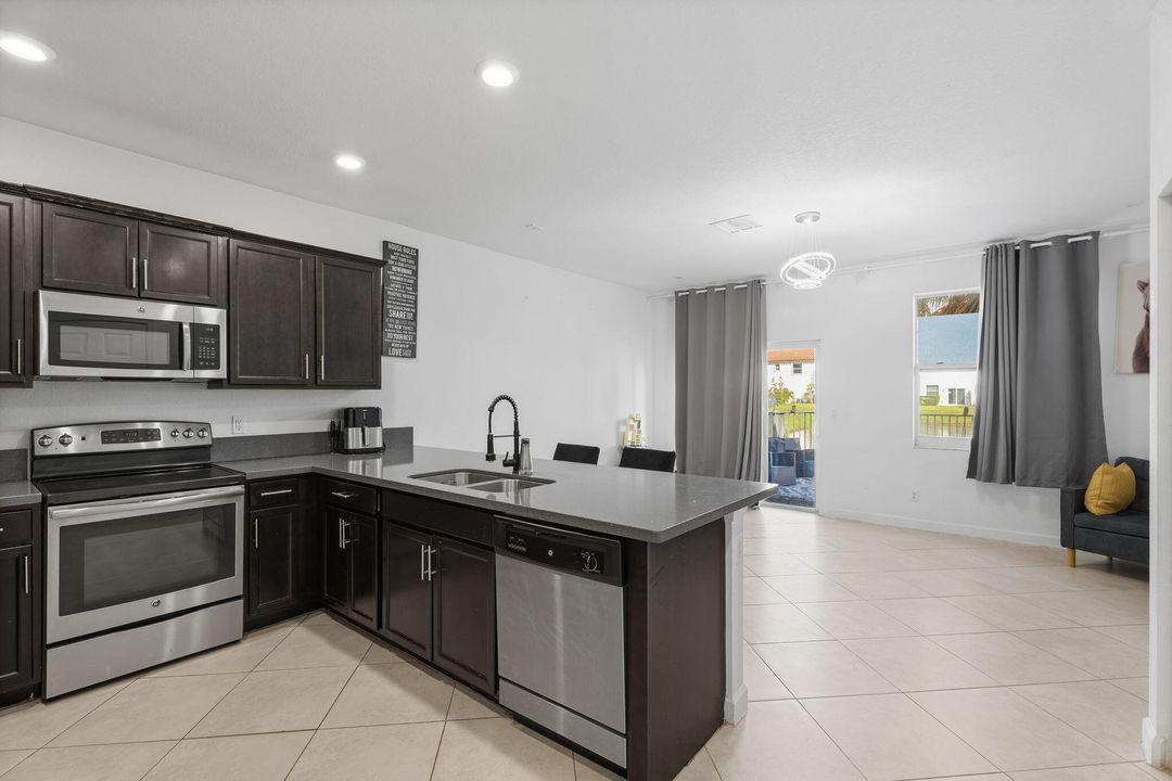 Под контрактом: $2,500 (3 спален, 2 ванн, 1499 Квадратных фут)