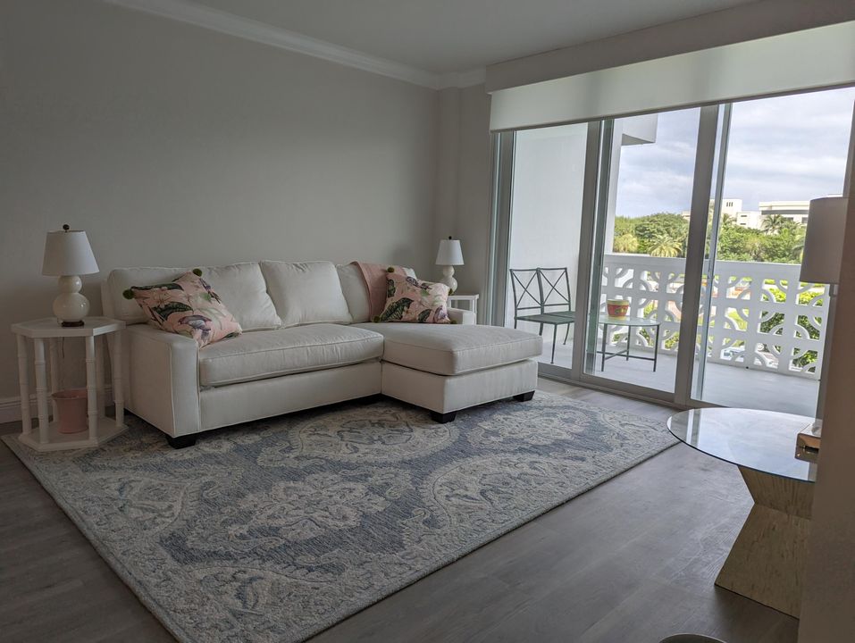 For Rent: $3,500 (1 beds, 1 baths, 724 Square Feet)