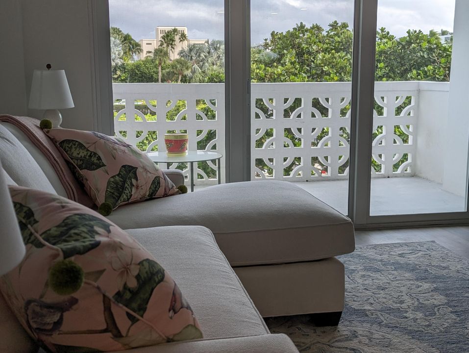 For Rent: $3,500 (1 beds, 1 baths, 724 Square Feet)