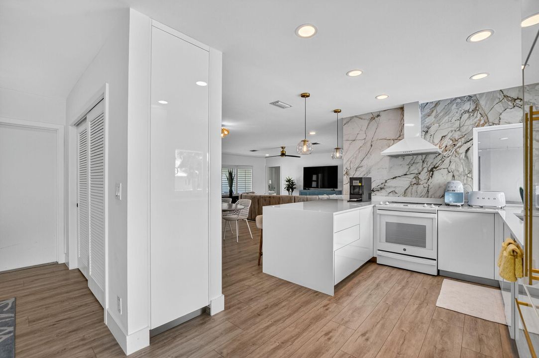 For Rent: $12,000 (3 beds, 2 baths, 1965 Square Feet)