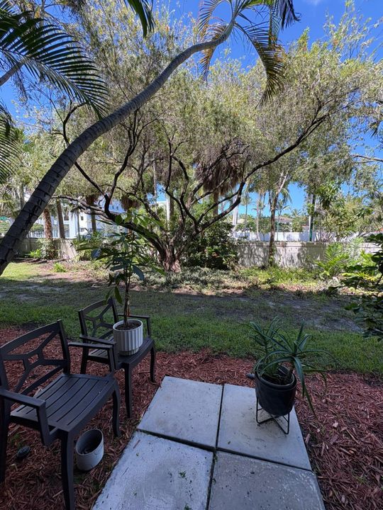 For Sale: $275,000 (2 beds, 2 baths, 1170 Square Feet)