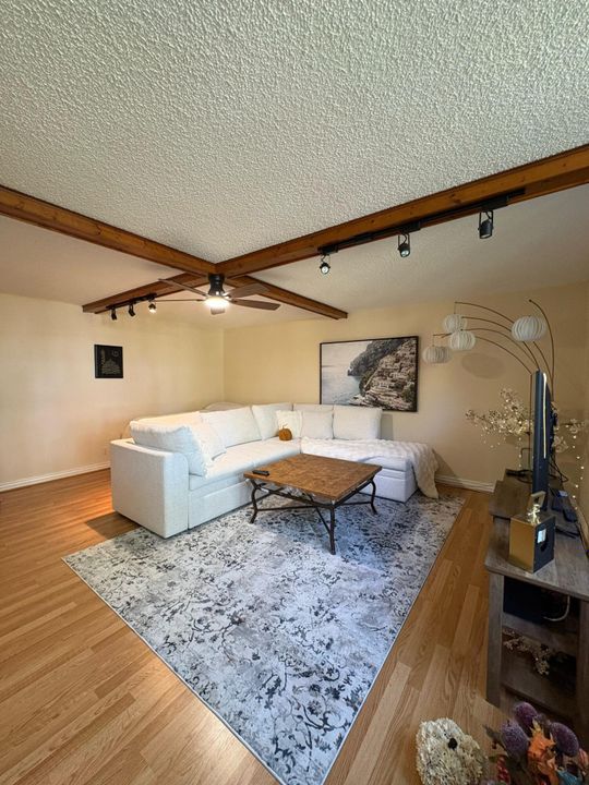 For Sale: $275,000 (2 beds, 2 baths, 1170 Square Feet)