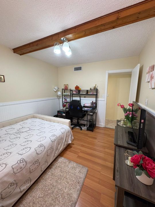 For Sale: $275,000 (2 beds, 2 baths, 1170 Square Feet)