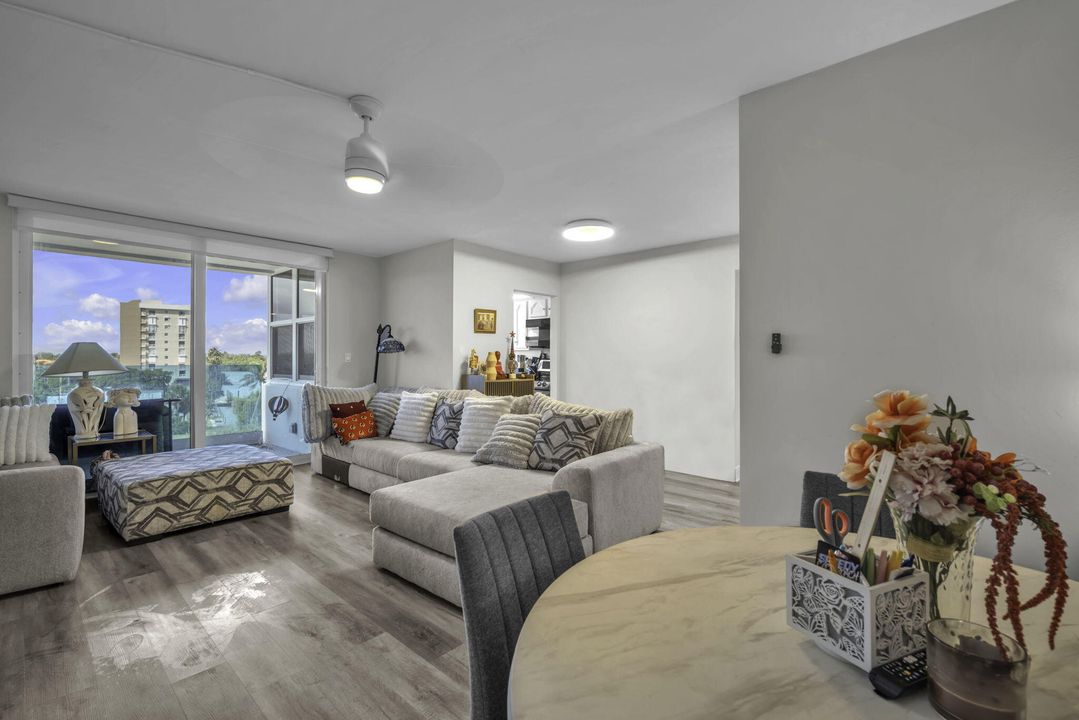 For Sale: $552,700 (2 beds, 2 baths, 1000 Square Feet)