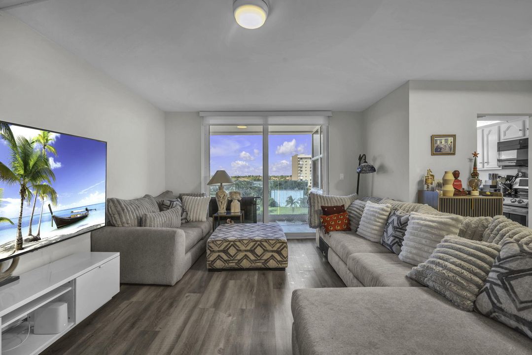 For Sale: $552,700 (2 beds, 2 baths, 1000 Square Feet)