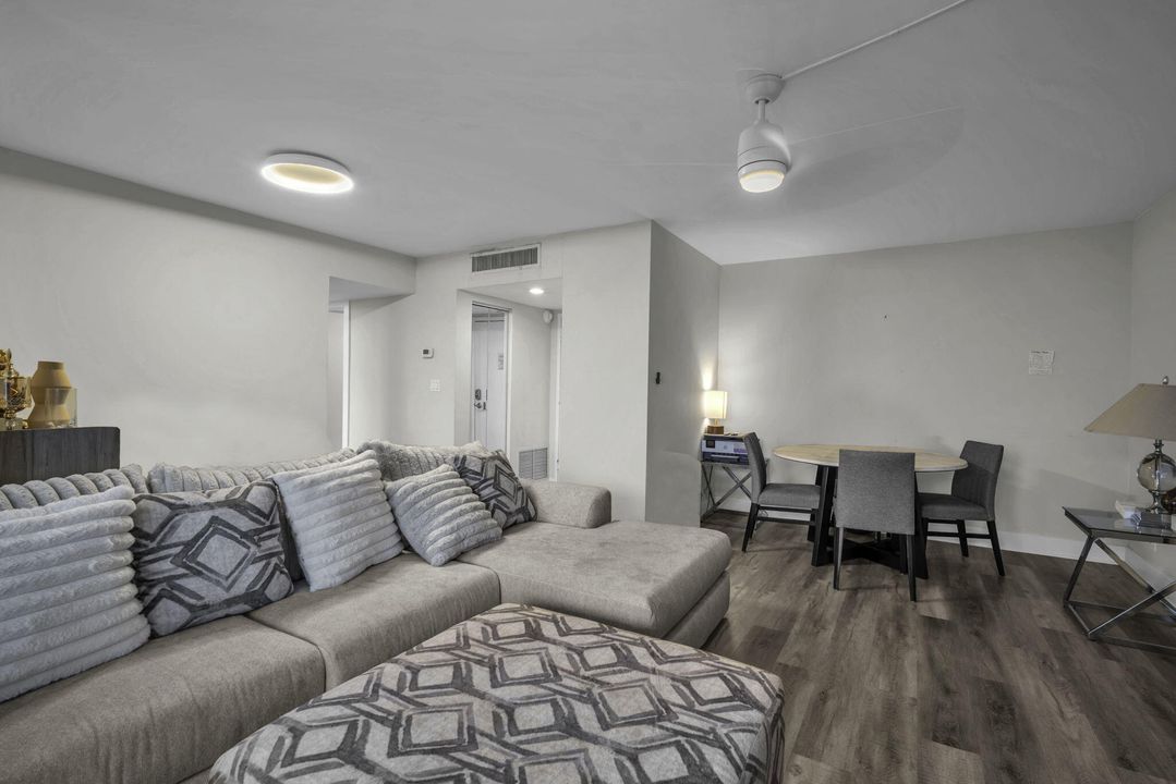 For Sale: $552,700 (2 beds, 2 baths, 1000 Square Feet)