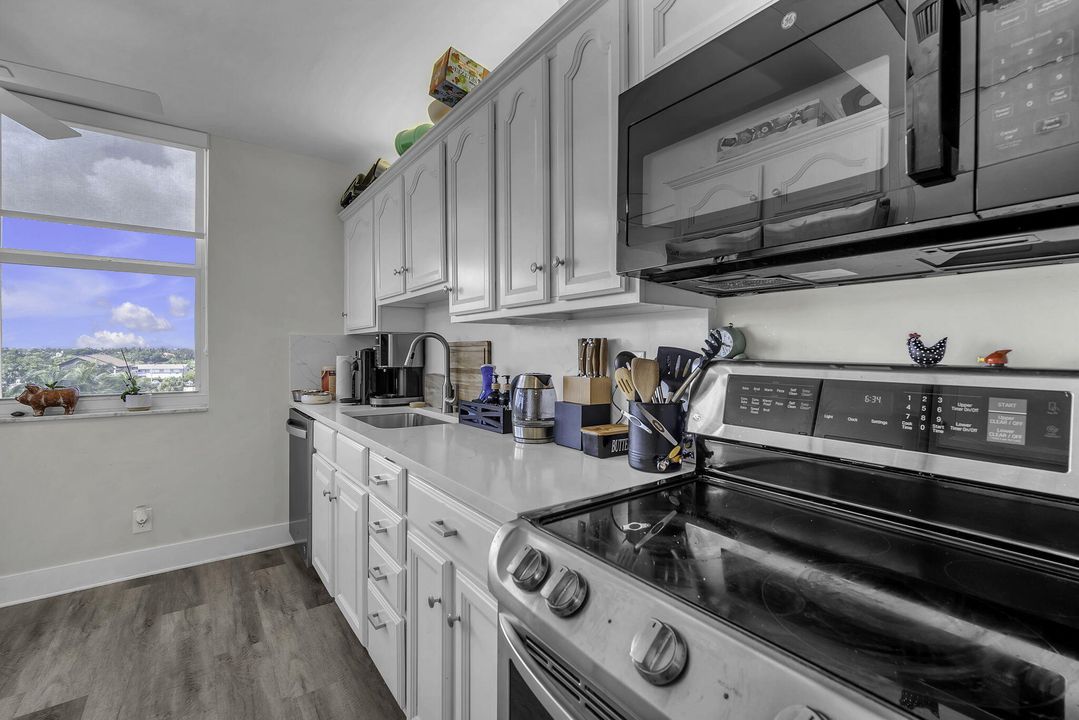 For Sale: $552,700 (2 beds, 2 baths, 1000 Square Feet)