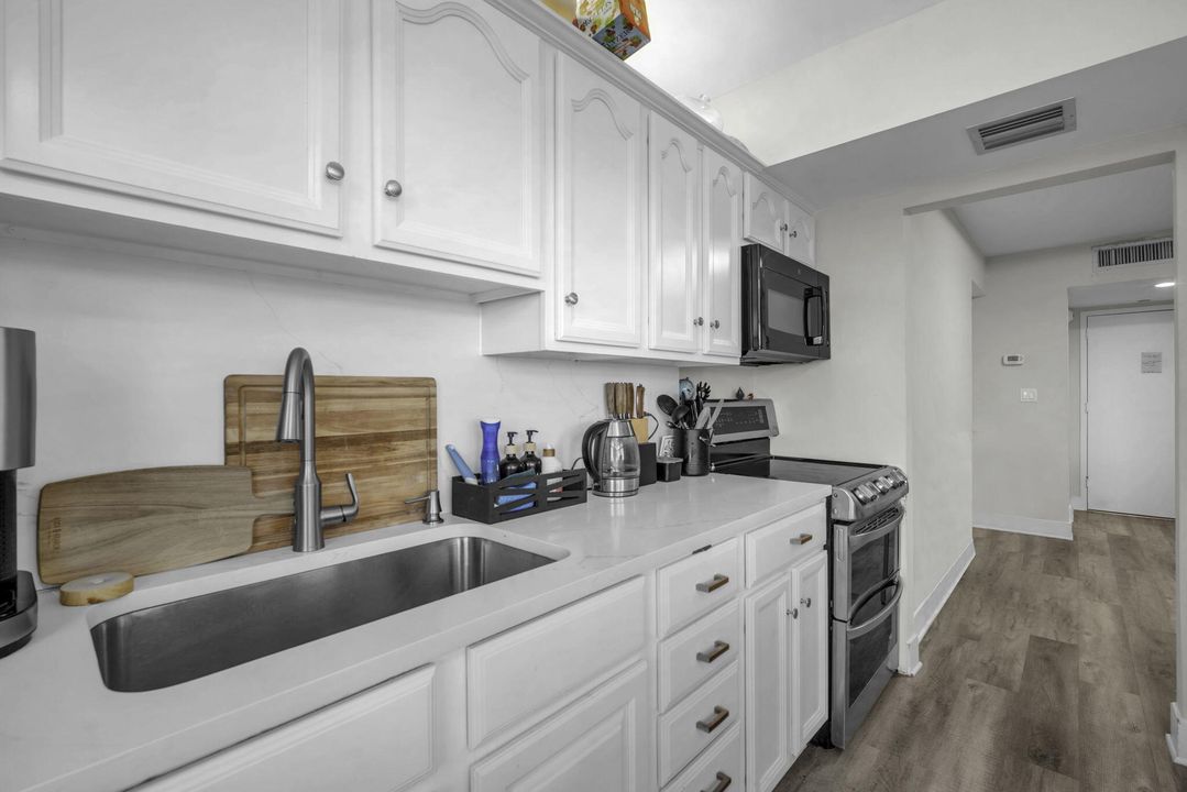 For Sale: $552,700 (2 beds, 2 baths, 1000 Square Feet)