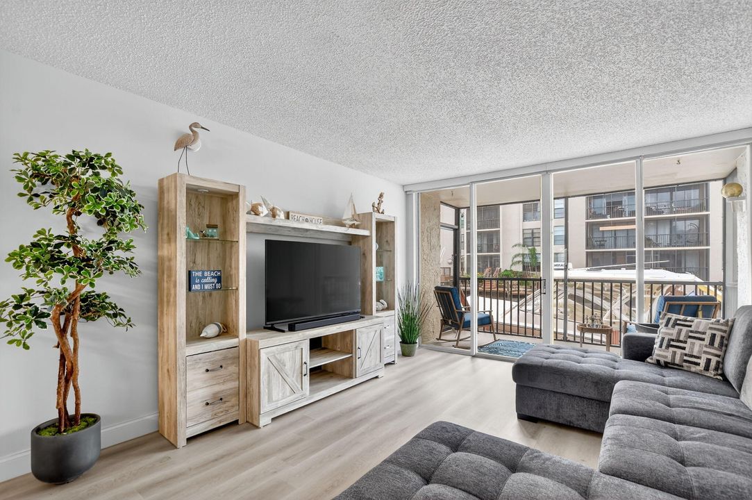 For Rent: $5,500 (2 beds, 2 baths, 1130 Square Feet)